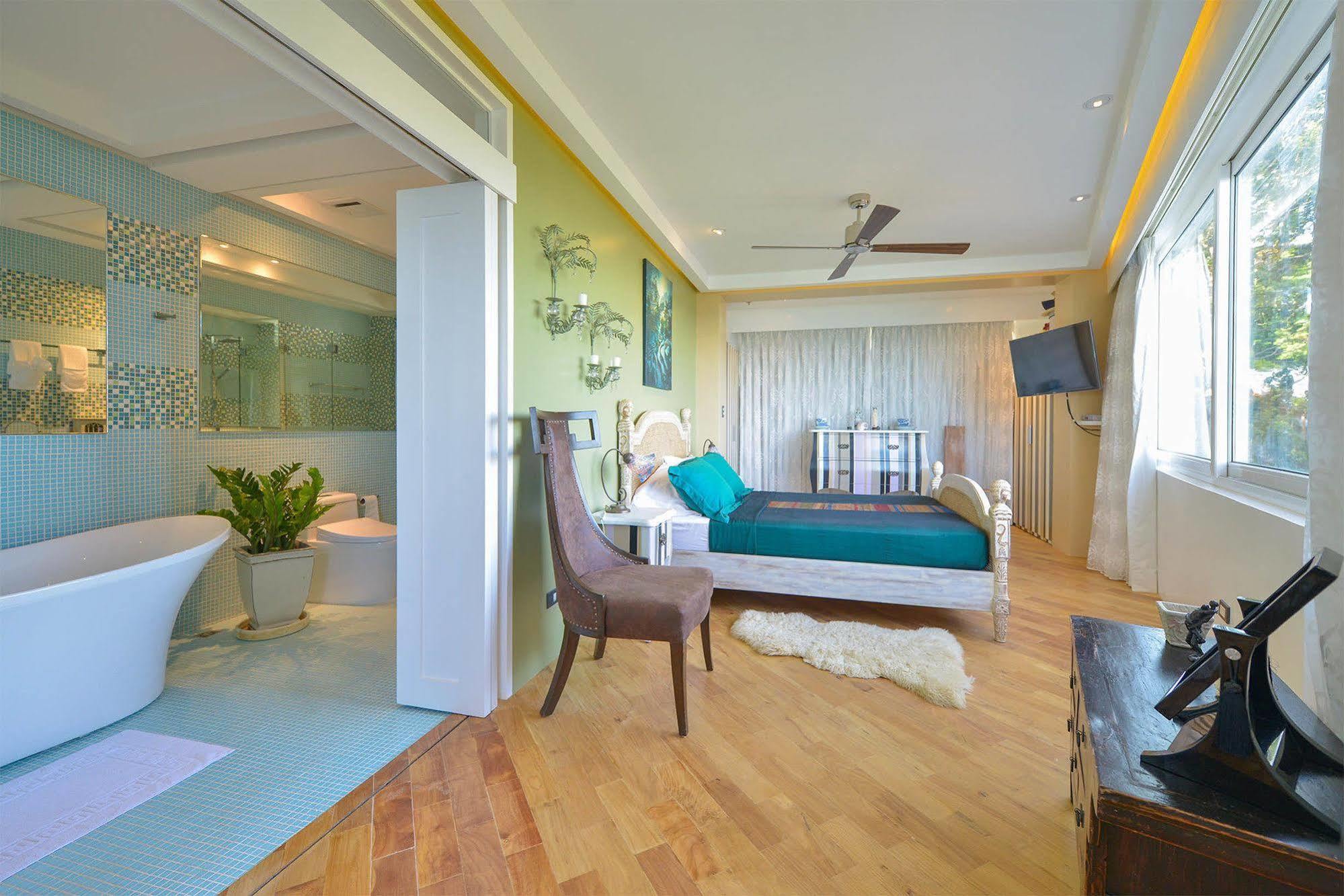 Boracay Karuna Luxury Suites Balabag  Bagian luar foto